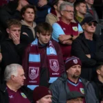Teleurgestelde Burnley-supporters op de tribune na een late gelijkmaker.
