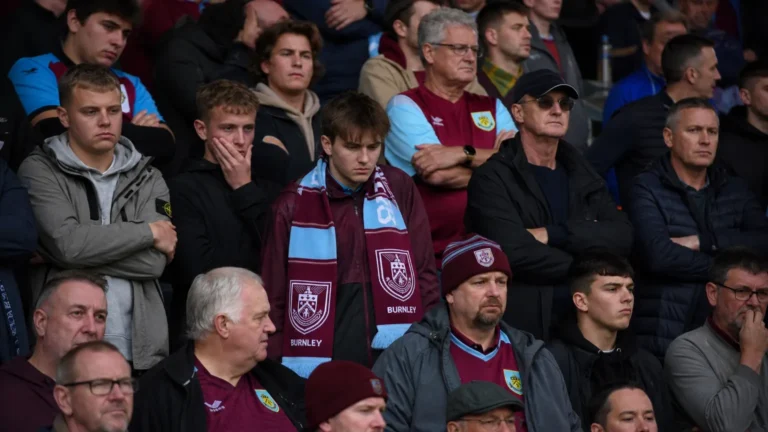 Teleurgestelde Burnley-supporters op de tribune na een late gelijkmaker.