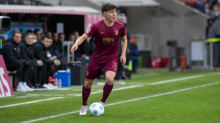Mert Kömür in actie voor FC Augsburg met de bal aan de voet.