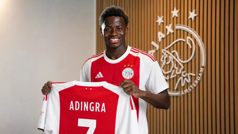Simon Adingra poseert tijdens een officiële Ajax-shirtpresentatie.