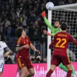 Spelers van Roma en Internazionale in actie voor het doel tijdens een wedstrijdmoment.
