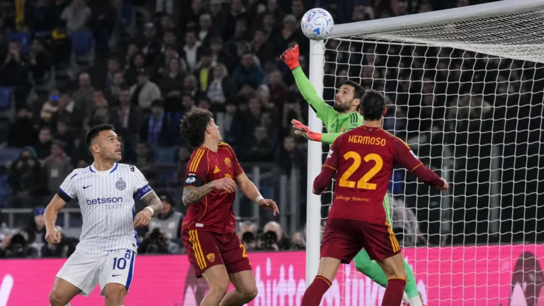 Spelers van Roma en Internazionale in actie voor het doel tijdens een wedstrijdmoment.