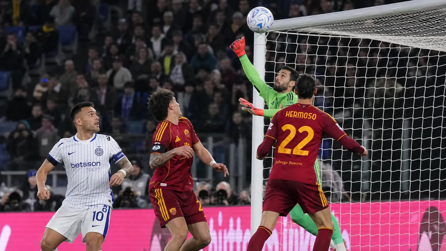 Spelers van Roma en Internazionale in actie voor het doel tijdens een wedstrijdmoment.