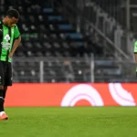 Twee Cercle Brugge-spelers in groen-zwarte shirts reageren teleurgesteld na het eindsignaal op het veld in Charleroi.