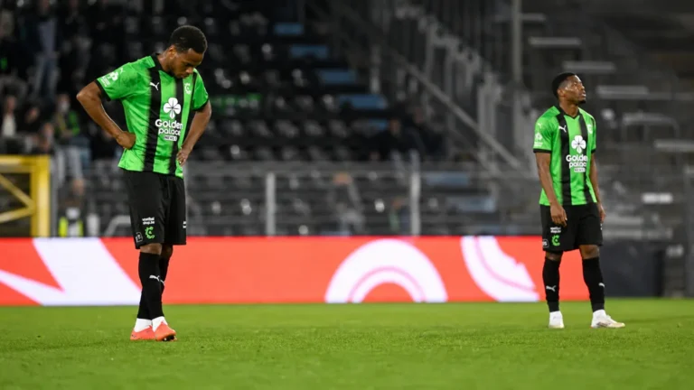 Twee Cercle Brugge-spelers in groen-zwarte shirts reageren teleurgesteld na het eindsignaal op het veld in Charleroi.