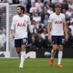 Twee Tottenham-spelers lopen na de wedstrijd over het veld voor het doel.