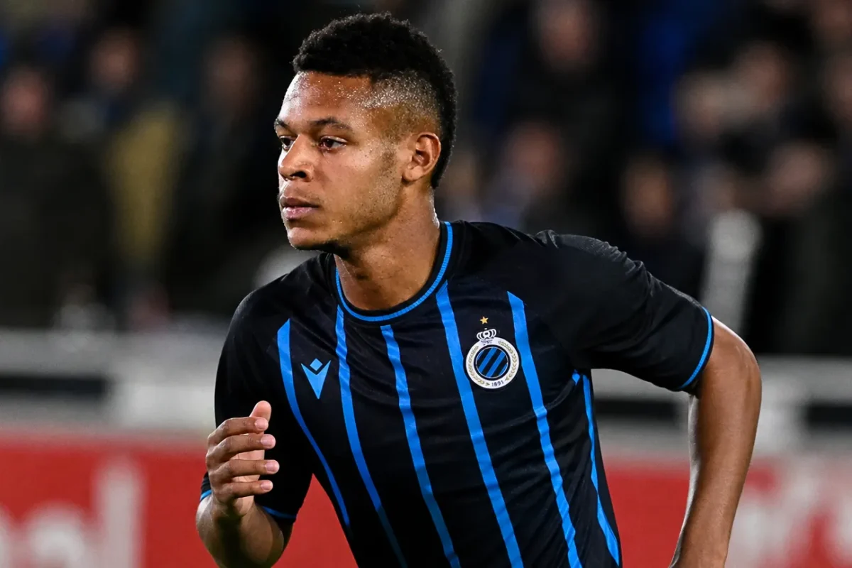 Kaye Furo in het blauw-zwarte shirt van Club Brugge tijdens een avondwedstrijd.