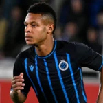 Kaye Furo in het blauw-zwarte shirt van Club Brugge tijdens een avondwedstrijd.