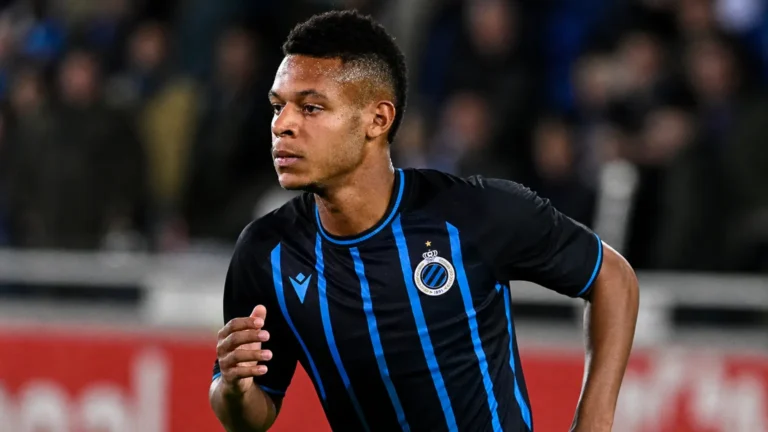 Kaye Furo in het blauw-zwarte shirt van Club Brugge tijdens een avondwedstrijd.