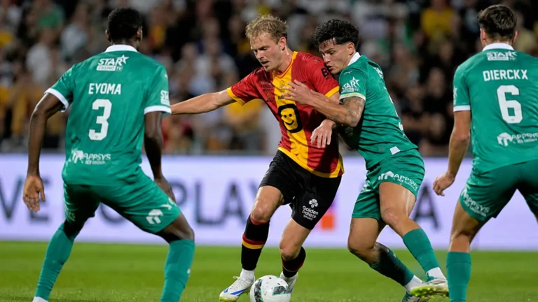 Spelers van KV Mechelen en Lommel in een fysiek duel op het veld.