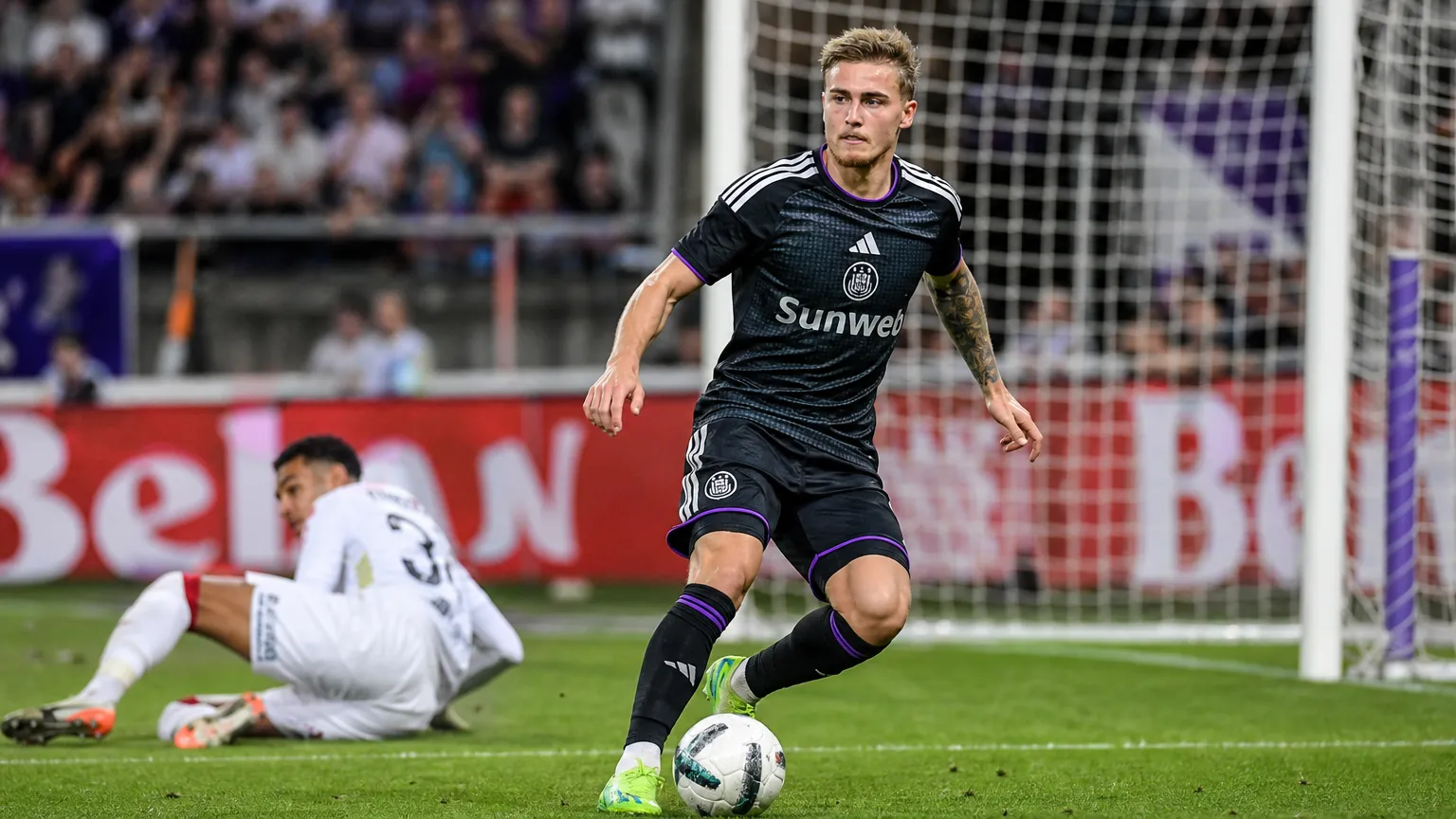 Anderlecht-spelers in een aanvalsfase voor het doel tijdens de thuiswedstrijd tegen Zulte Waregem.