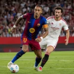 Raphinha van FC Barcelona in actie tegen een speler van Sevilla FC.