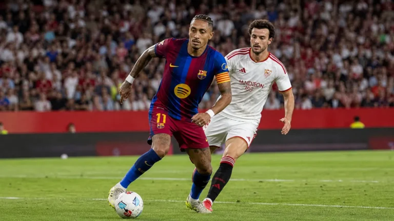 Raphinha van FC Barcelona in actie tegen een speler van Sevilla FC.