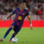 Raphinha van Barcelona controleert de bal tijdens de wedstrijd tegen Sevilla.