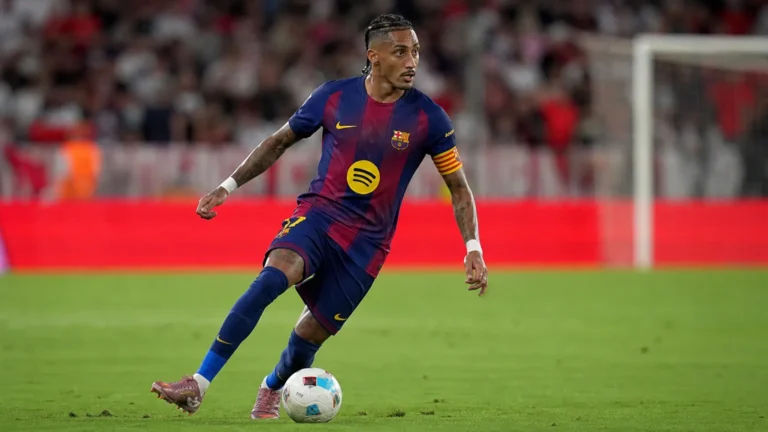 Raphinha van Barcelona controleert de bal tijdens de wedstrijd tegen Sevilla.