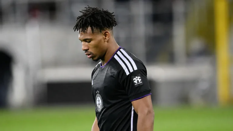 Tawfik Bentayeb van Anderlecht wandelt na een wedstrijdmoment van het veld.