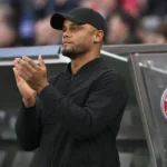 Vincent Kompany applaudisseert langs de zijlijn bij Bayern München.