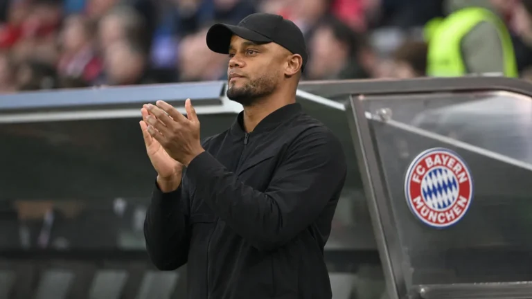 Vincent Kompany applaudisseert langs de zijlijn bij Bayern München.