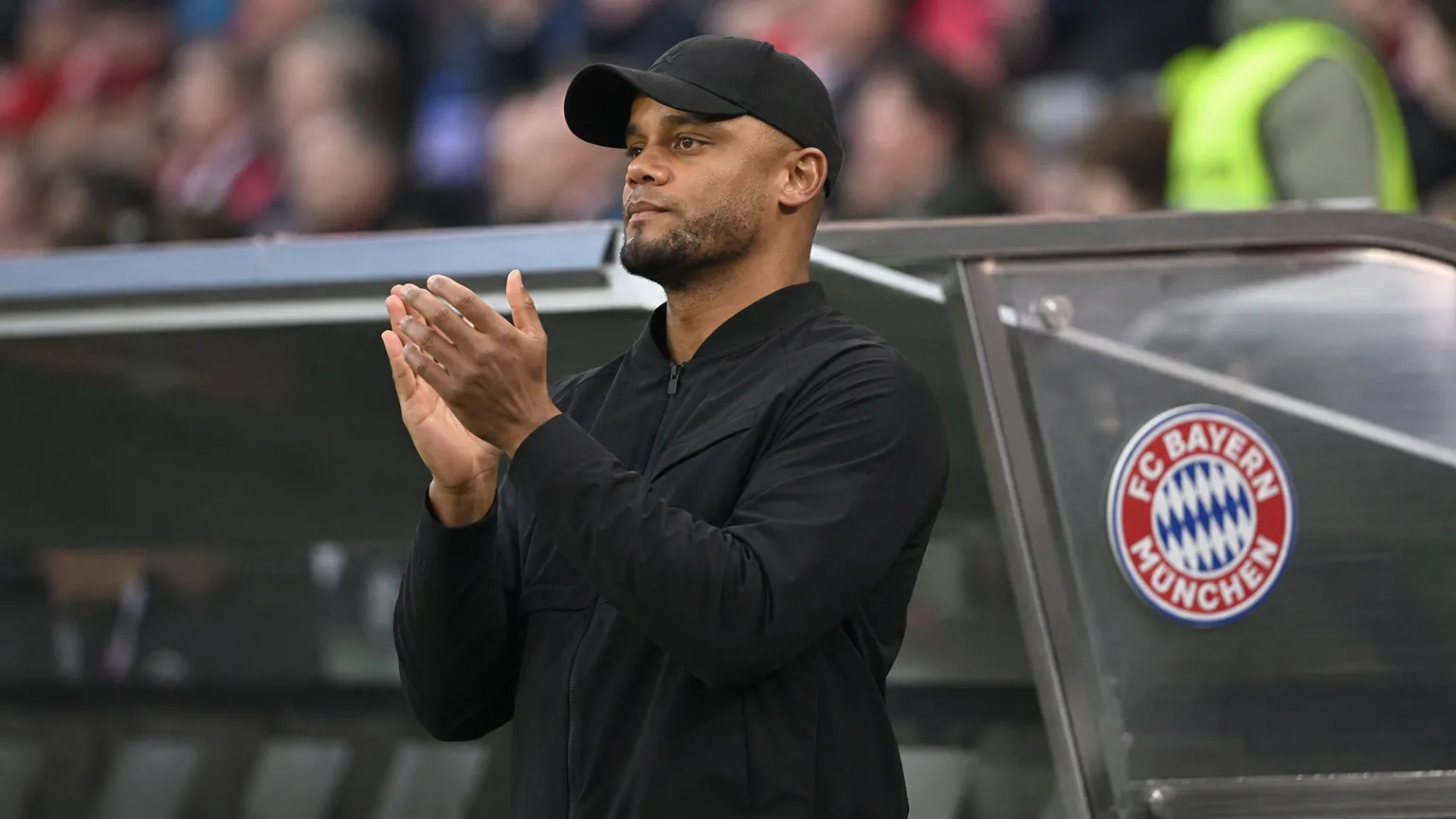 Vincent Kompany applaudisseert langs de zijlijn bij Bayern München.
