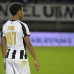 Alexandre Stanic van Lierse staat gefocust op het veld tijdens een wedstrijd.