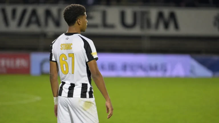 Alexandre Stanic van Lierse staat gefocust op het veld tijdens een wedstrijd.