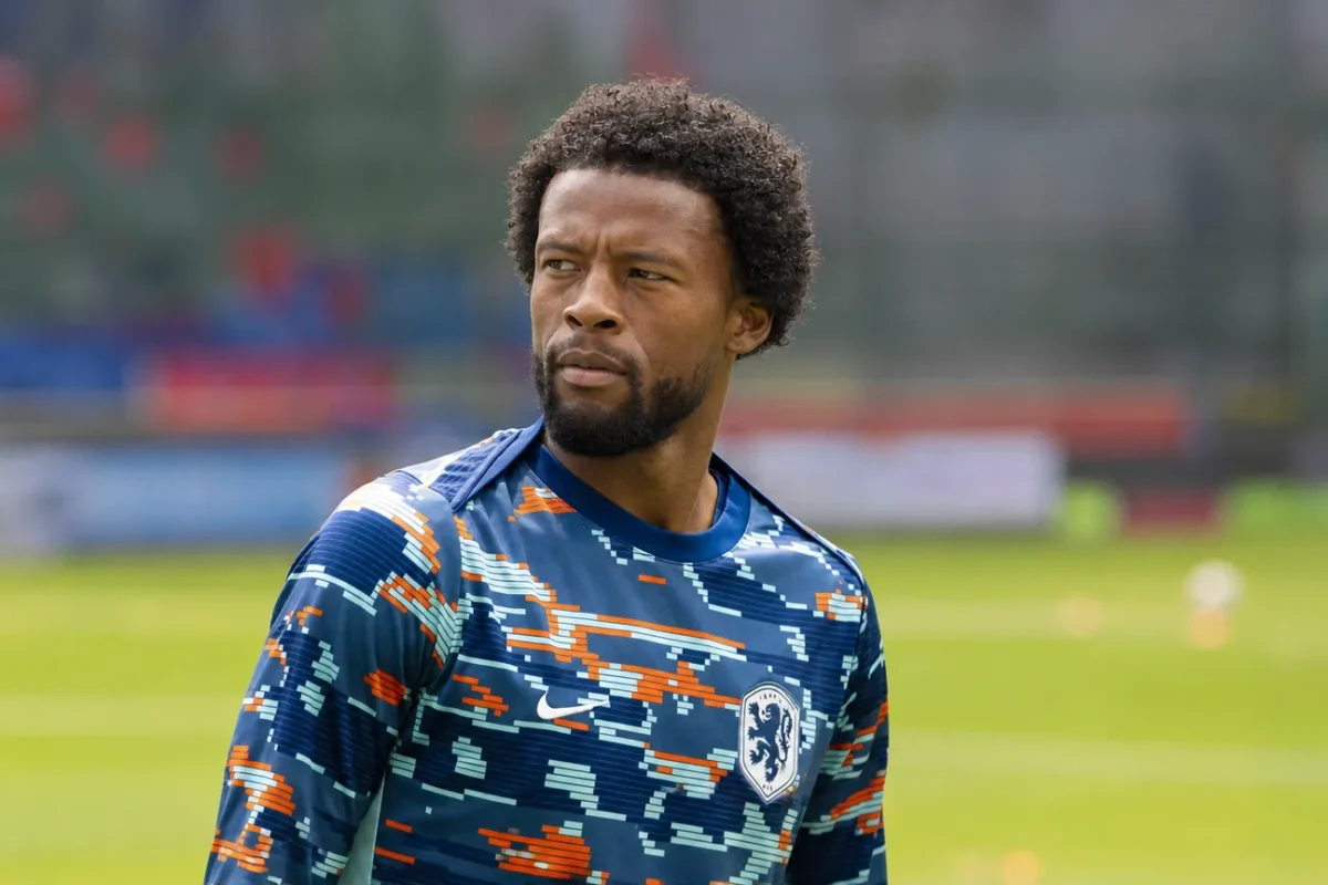 Georginio Wijnaldum tijdens een voetbalwarming-up op een trainingsveld.