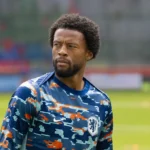 Georginio Wijnaldum tijdens een voetbalwarming-up op een trainingsveld.