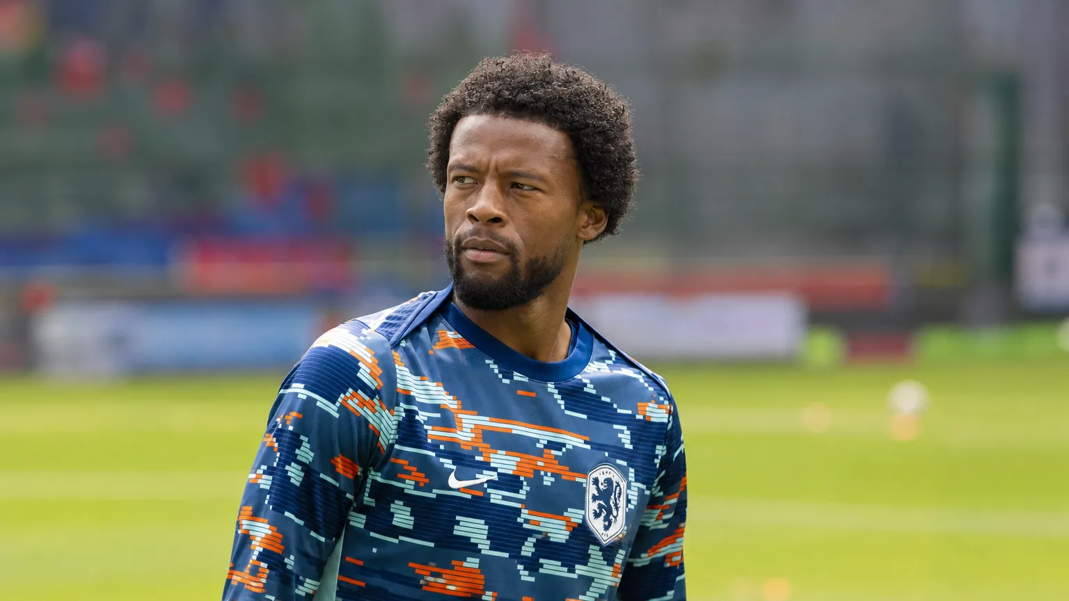 Georginio Wijnaldum tijdens een voetbalwarming-up op een trainingsveld.