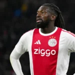 Tolu Arokodare in Ajax-shirt op het veld na een wedstrijd.