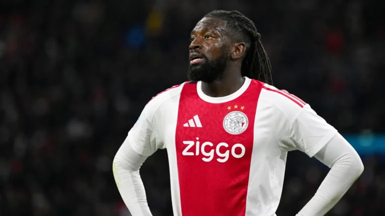 Tolu Arokodare in Ajax-shirt op het veld na een wedstrijd.