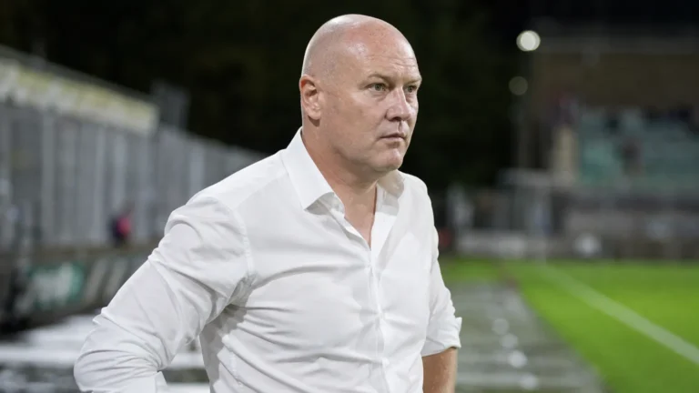 Frederik Vanderbiest in een wit hemd langs de zijlijn na de wedstrijd in Lommel.