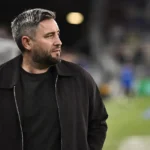 Lee Johnson kijkt na een wedstrijd vanaf de zijlijn het veld op.