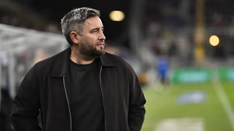 Lee Johnson kijkt na een wedstrijd vanaf de zijlijn het veld op.