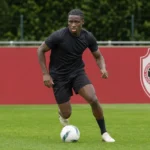 Farouck Adekami tijdens een training op een veld van Royal Antwerp FC.