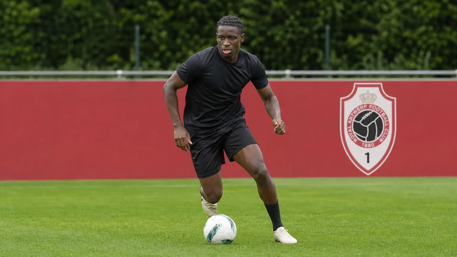 Farouck Adekami tijdens een training op een veld van Royal Antwerp FC.