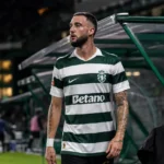 Zeno Debast in het groen-witte shirt van Sporting op het veld.