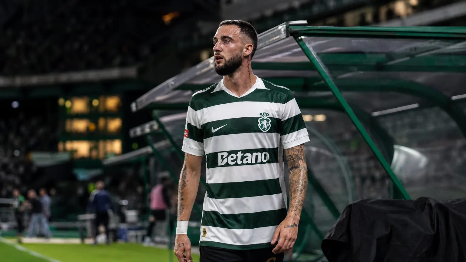 Zeno Debast in het groen-witte shirt van Sporting op het veld.
