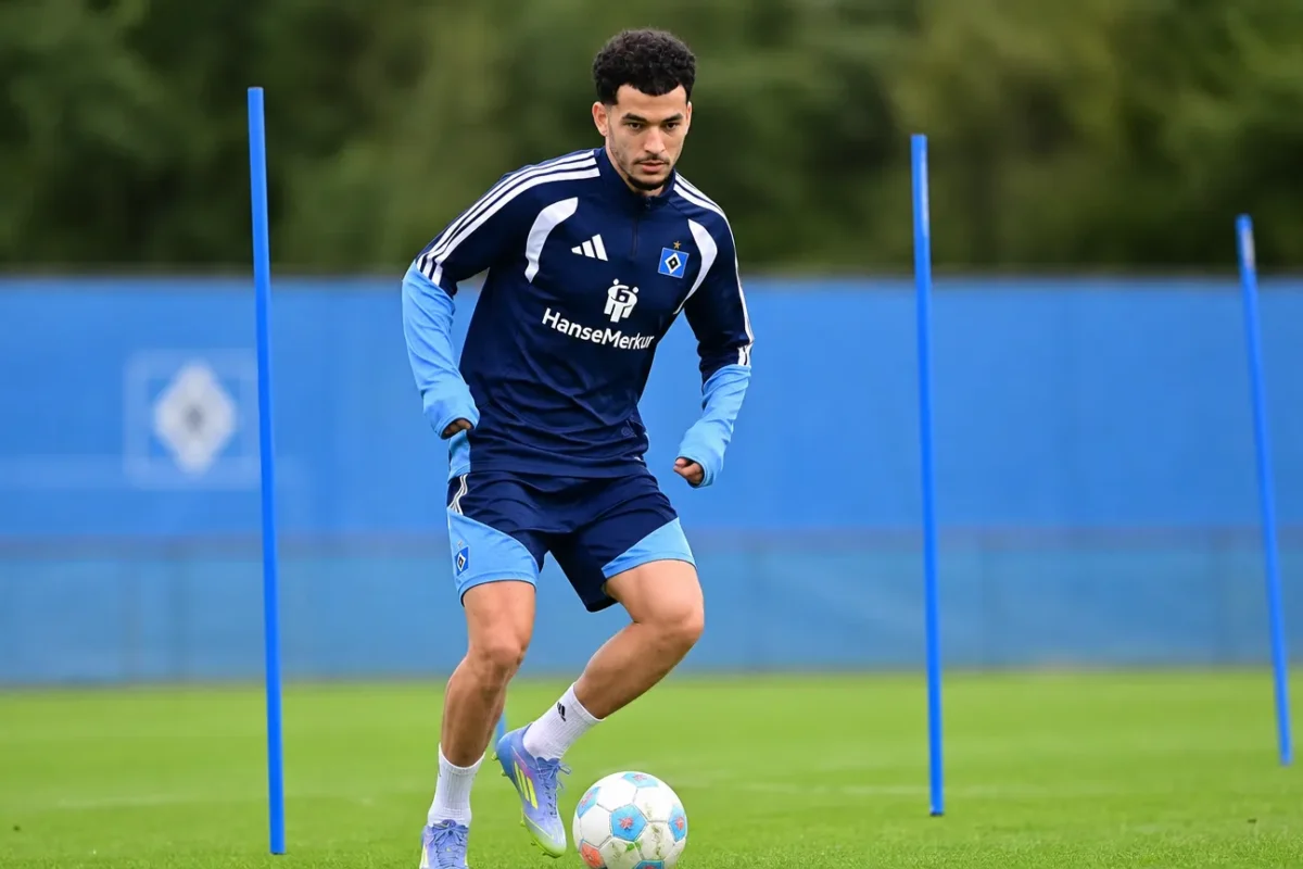 Zakaria El Ouahdi tijdens een oefening op het trainingsveld van Hamburger SV.