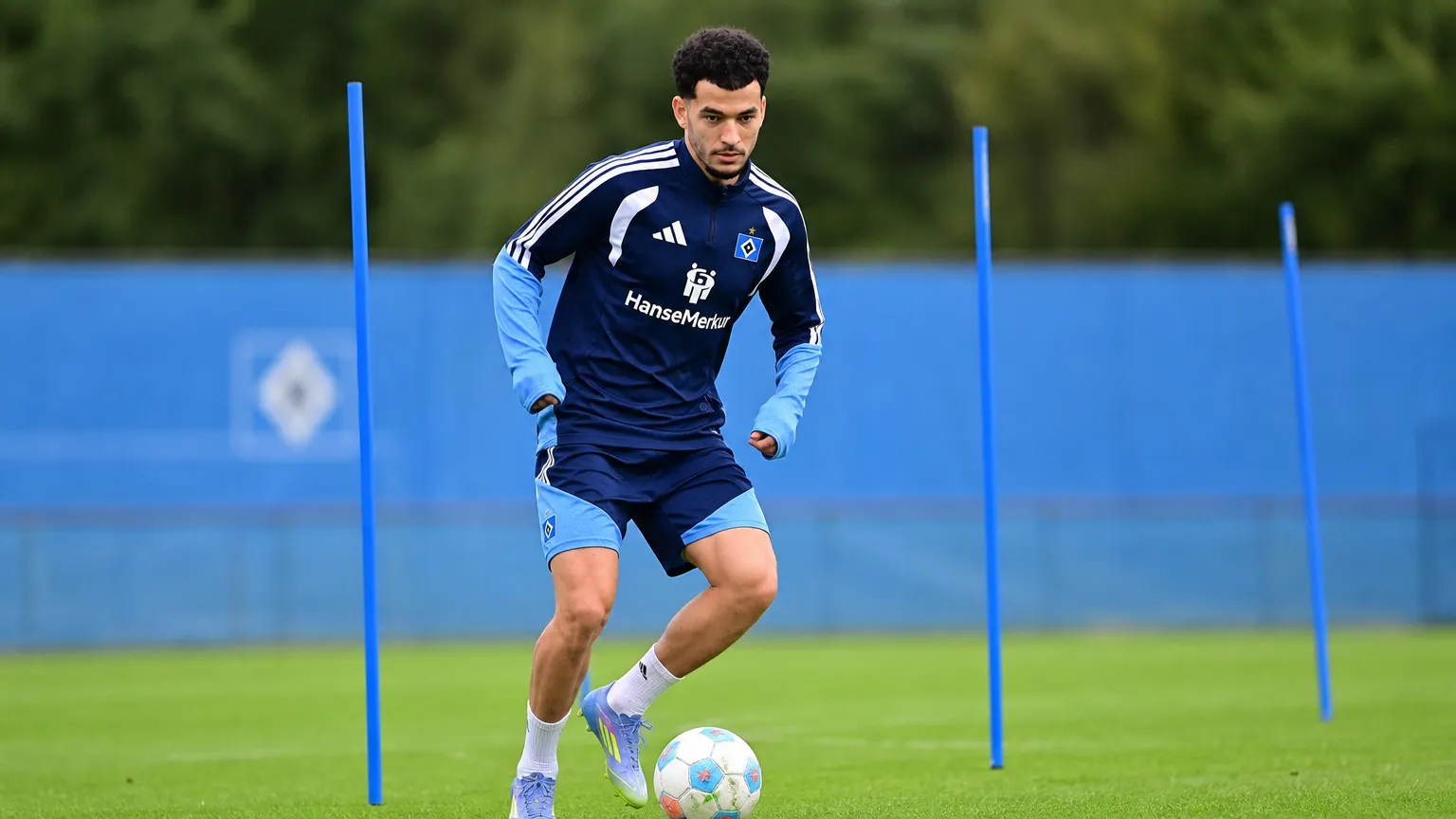 Zakaria El Ouahdi tijdens een oefening op het trainingsveld van Hamburger SV.