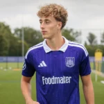 Alexander De Ridder in het paarse trainingsshirt van Anderlecht op het oefenveld.