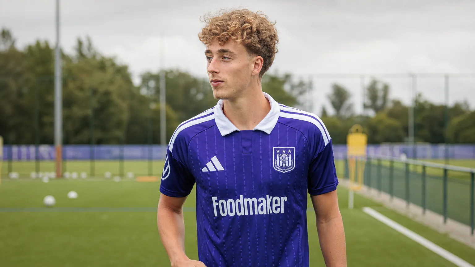 Alexander De Ridder in het paarse trainingsshirt van Anderlecht op het oefenveld.