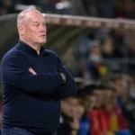 Fred Vanderbiest staat geconcentreerd langs de zijlijn tijdens een wedstrijd van KV Mechelen.