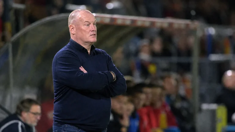 Fred Vanderbiest staat geconcentreerd langs de zijlijn tijdens een wedstrijd van KV Mechelen.
