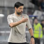 Bruno Vítor gebaart langs de zijlijn in een stadion.