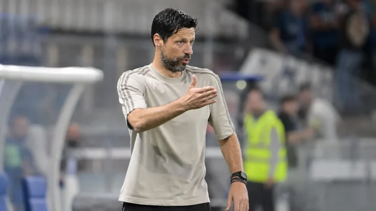 Bruno Vítor gebaart langs de zijlijn in een stadion.