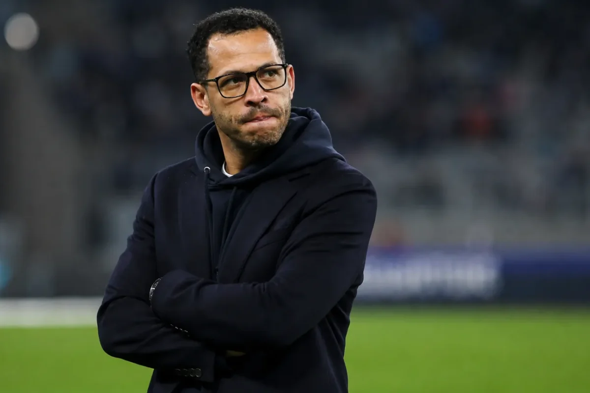 Liam Rosenior staat na een wedstrijd van Paris FC langs de zijlijn.