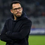 Liam Rosenior staat na een wedstrijd van Paris FC langs de zijlijn.