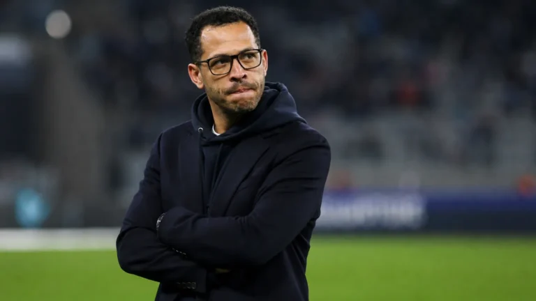 Liam Rosenior staat na een wedstrijd van Paris FC langs de zijlijn.