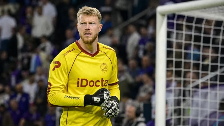 Brent Gabriël van Zulte Waregem staat na afloop op het veld in zijn gele doelmanstenue.