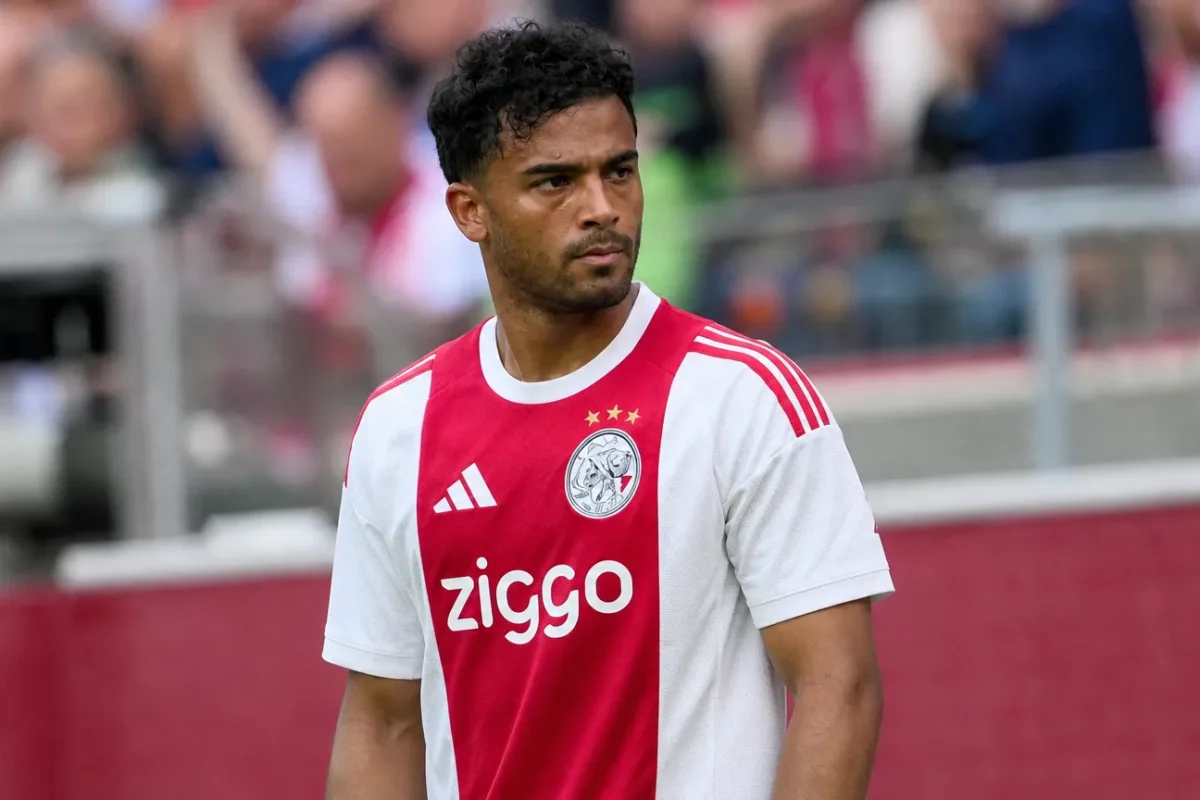 Owen Wijndal in het wit-rode shirt van Ajax naast het veld.